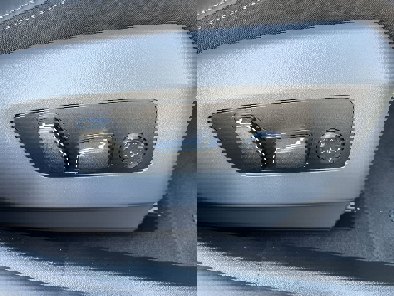 New 2026 BMW 550e xDrive w/ Executive Package image 38
