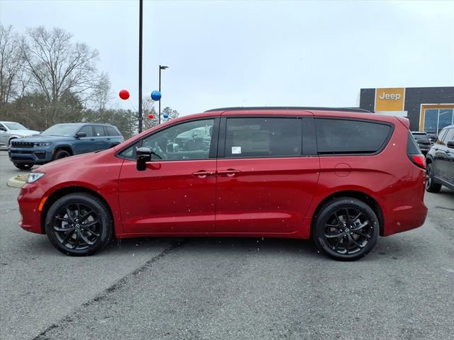 New 2026 Chrysler Pacifica Limited w/ S Appearance Package image 8