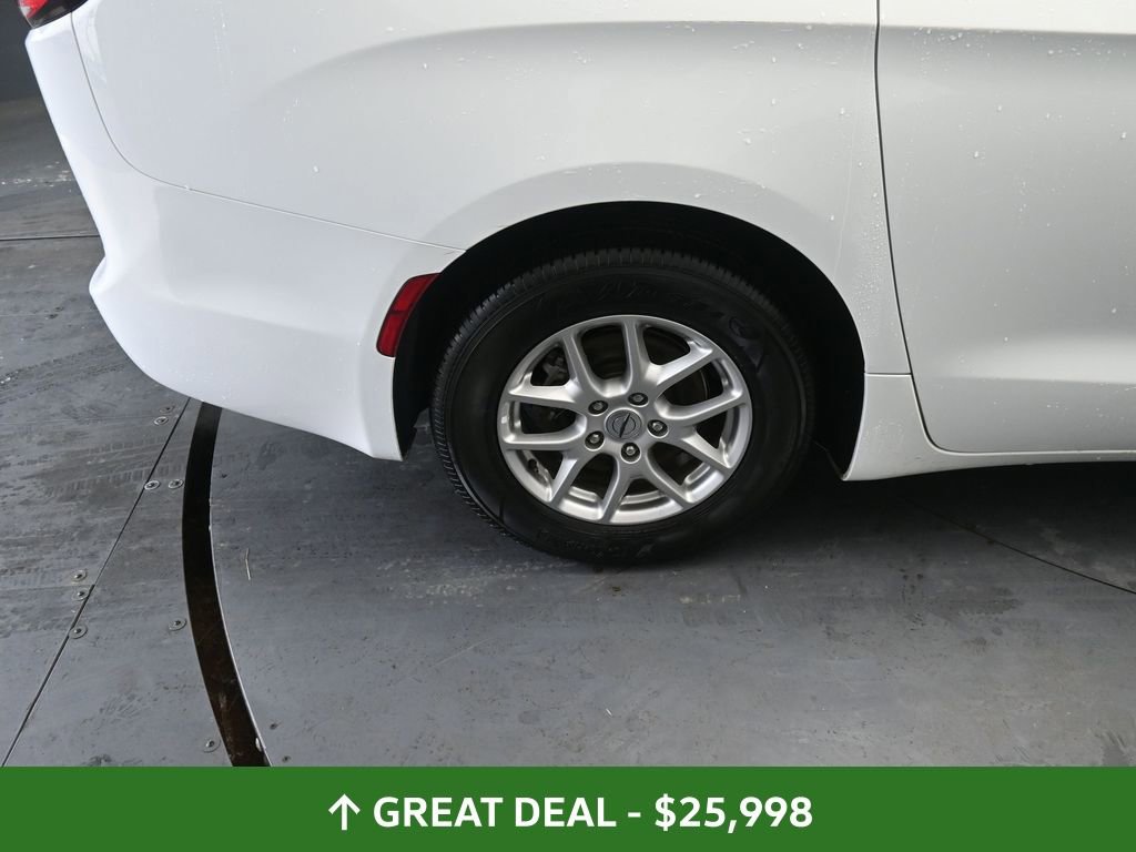 Used 2024 Chrysler Pacifica Touring-L image 24