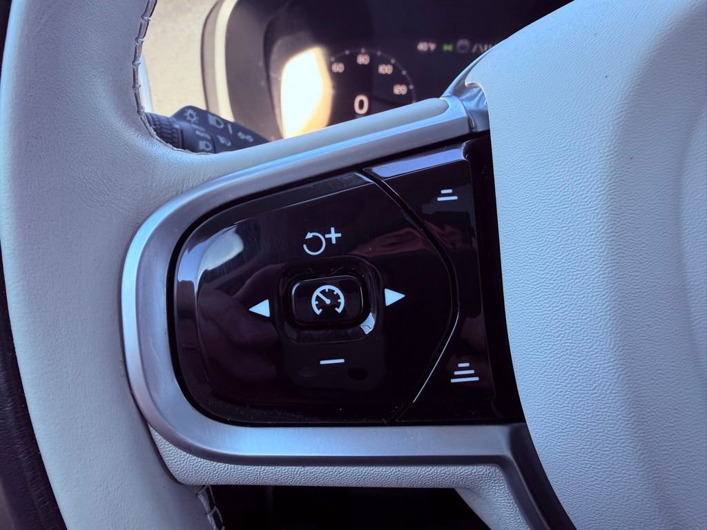 Used 2022 Volvo XC90 T5 Momentum w/ Climate Package image 22