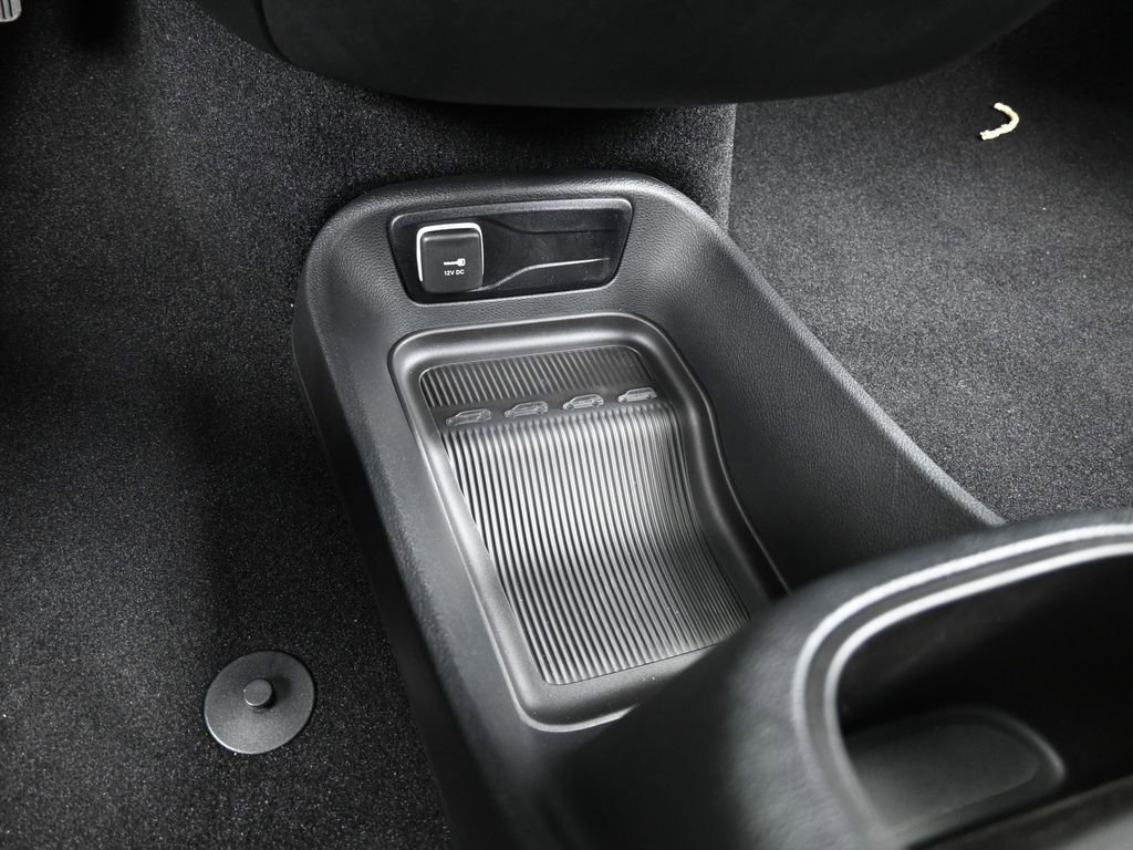 Used 2025 Chrysler Pacifica Select image 22