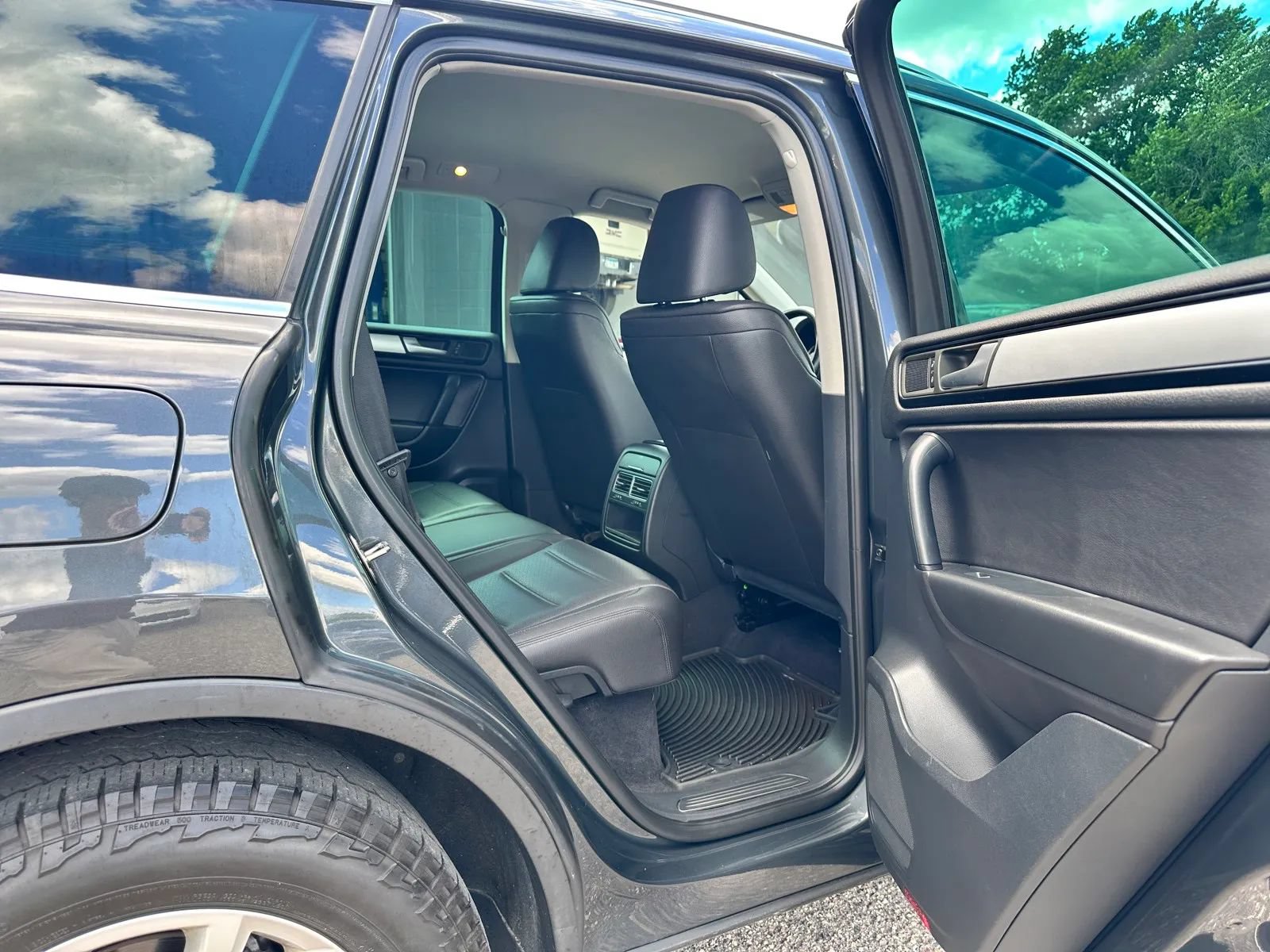 Used 2014 Volkswagen Touareg Sport AWD/4WD image 19