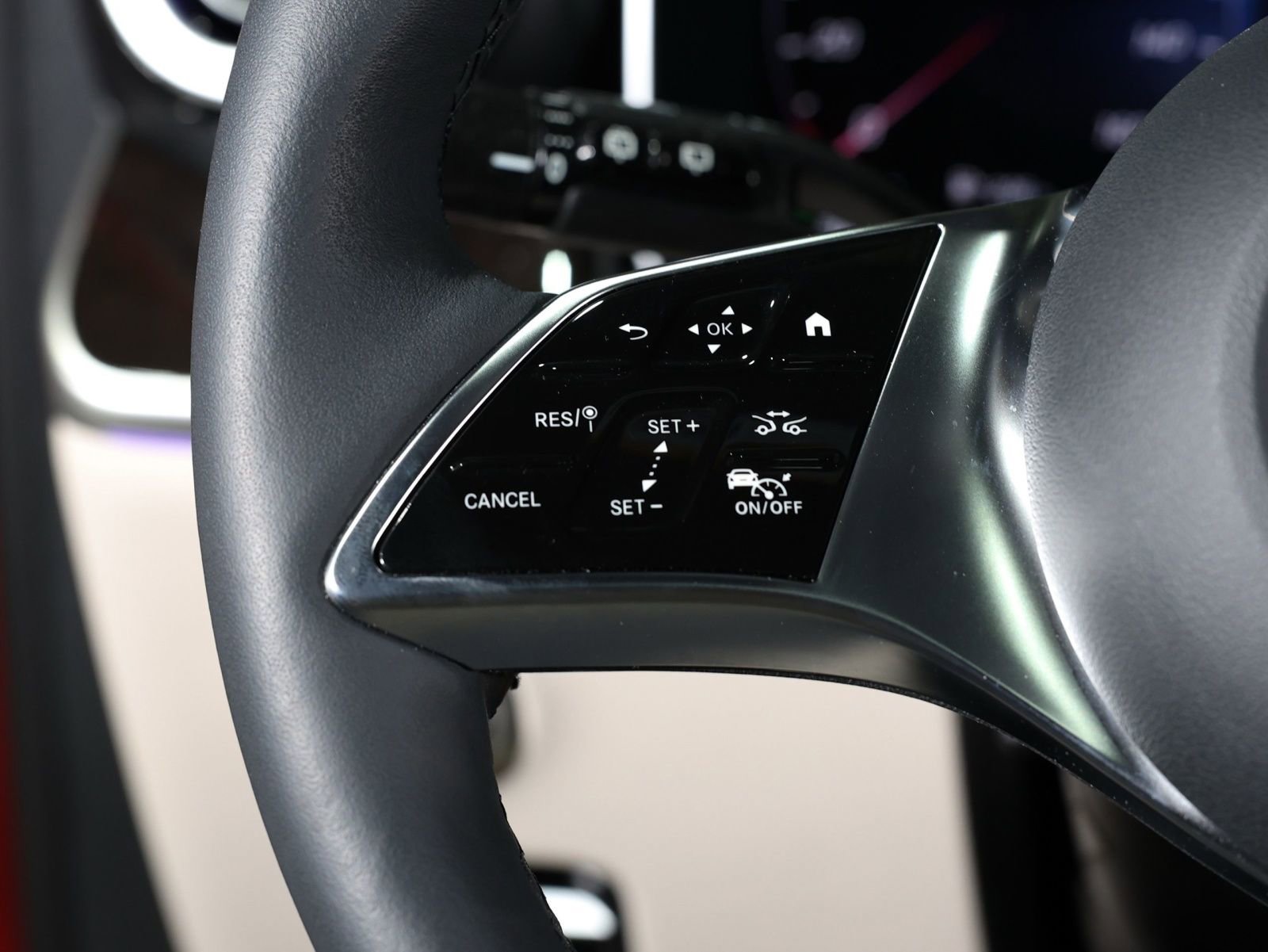 Used 2025 Mercedes-Benz GLC 300 4MATIC image 26