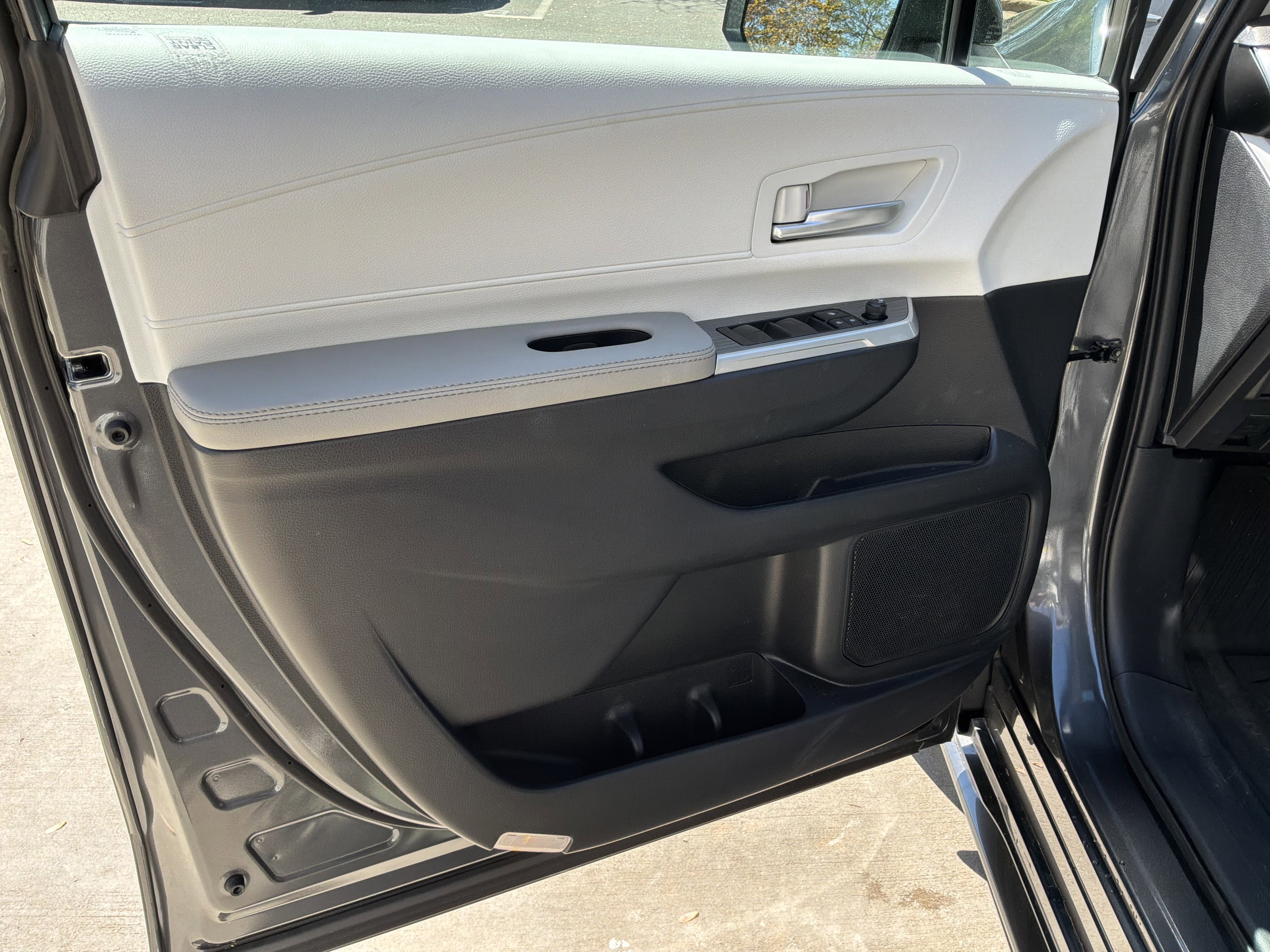 Used 2025 Toyota Sienna XLE image 14