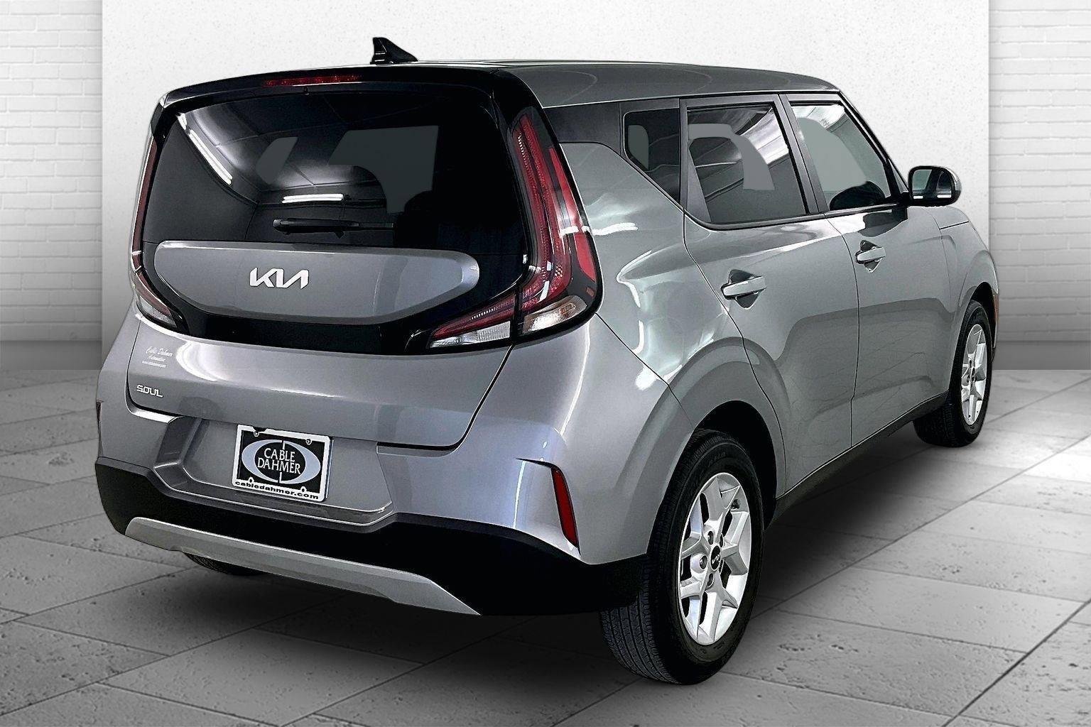 Used 2025 Kia Soul LX FWD image 5