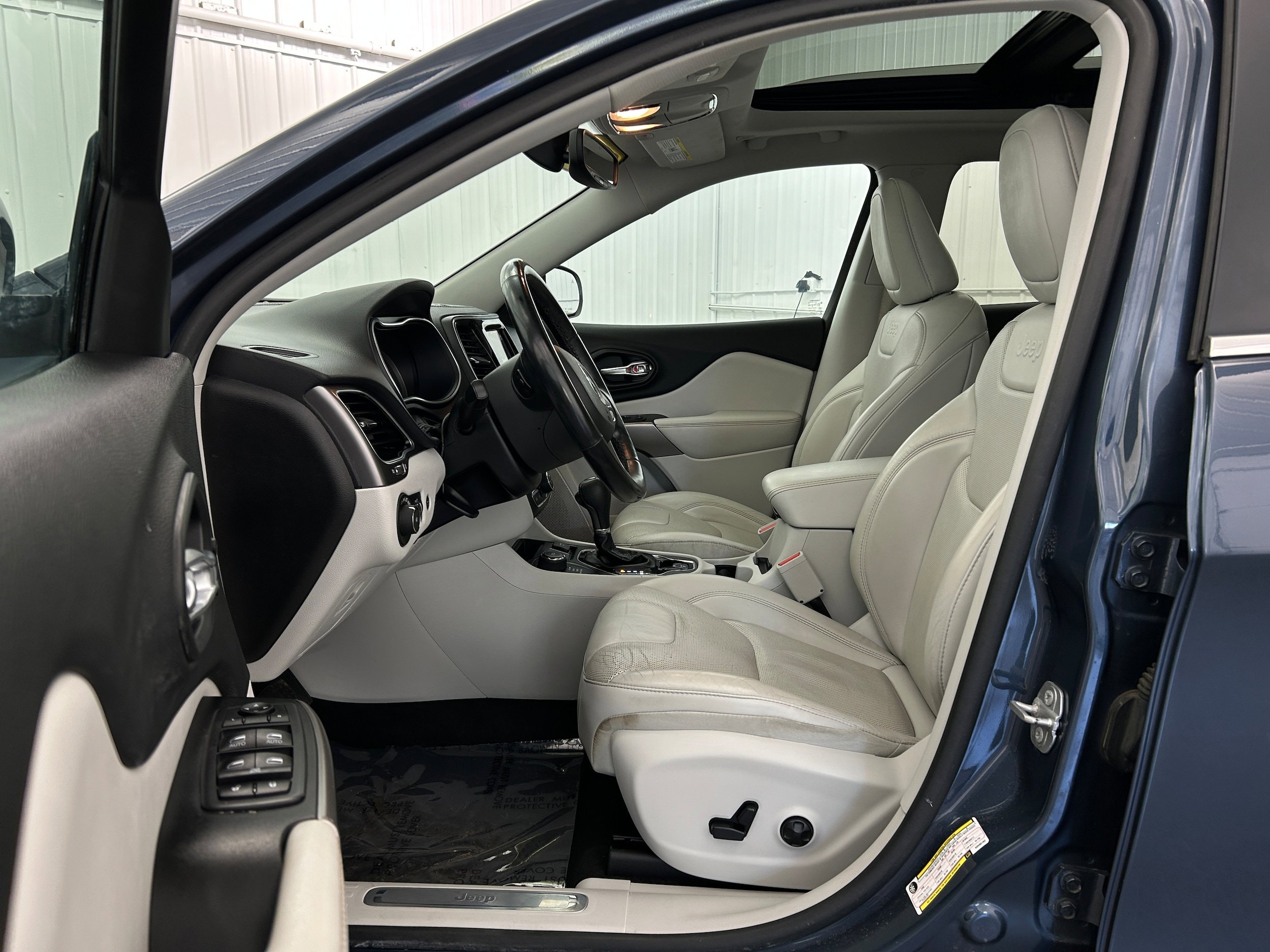 Used 2019 Jeep Cherokee Limited AWD/4WD image 4