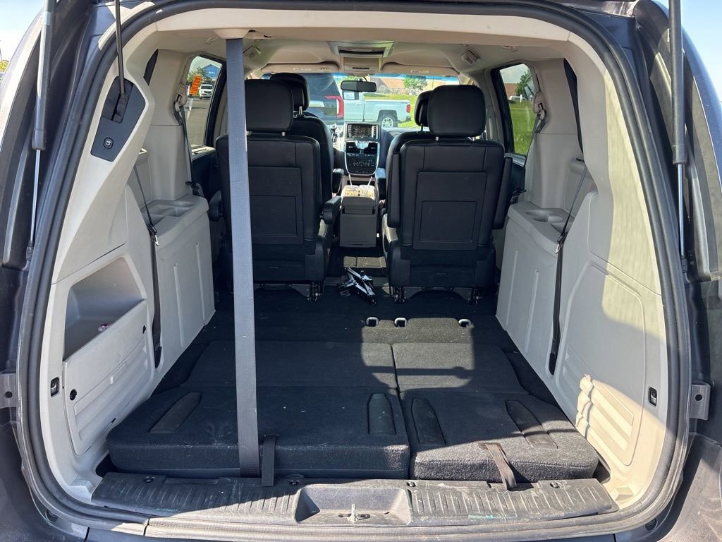 Used 2016 Chrysler Town & Country Touring w/ Driver Convenience Group image 9