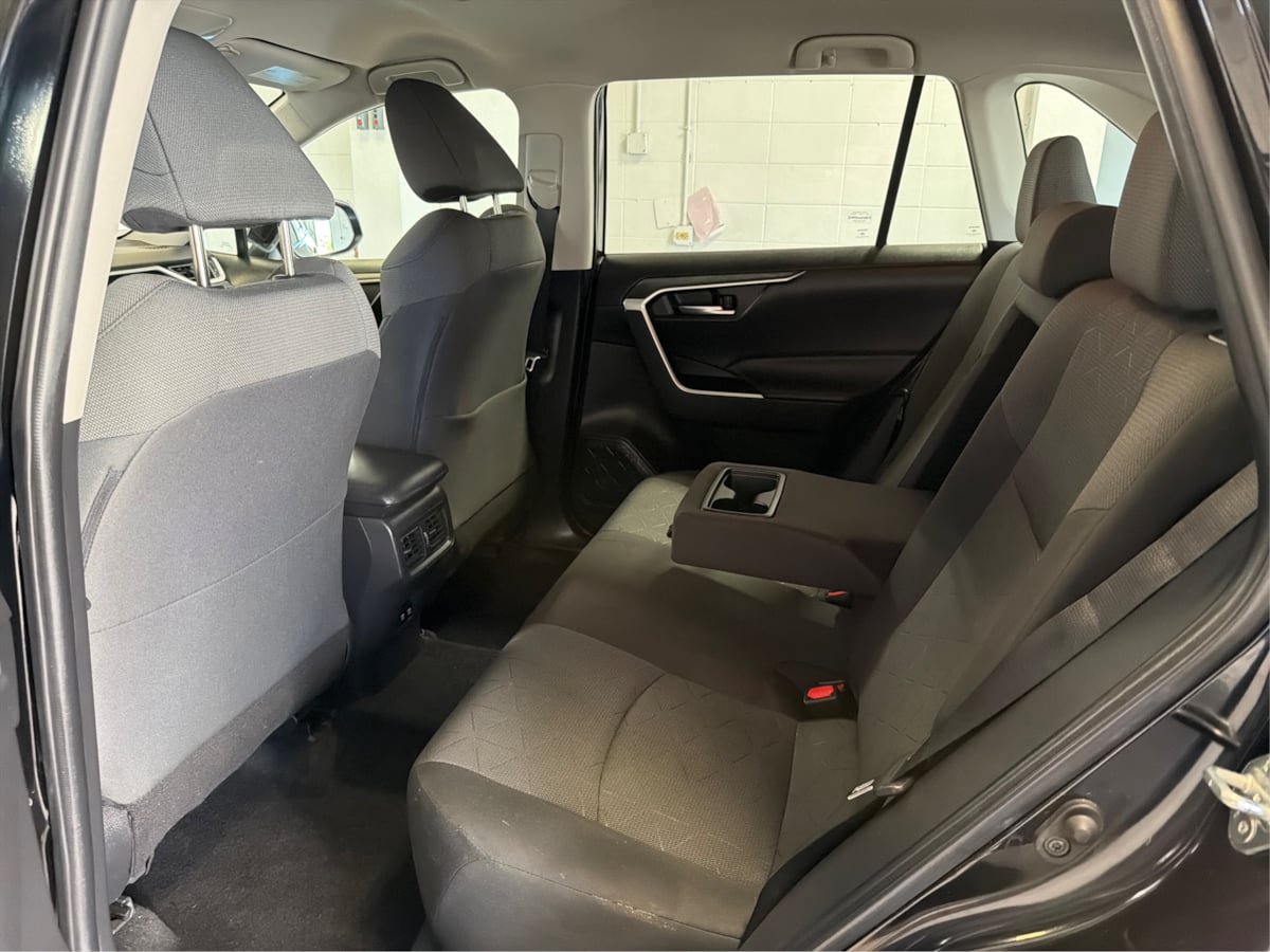 Used 2021 Toyota RAV4 XLE w/ XLE Grade Weather Package AWD/4WD image 10
