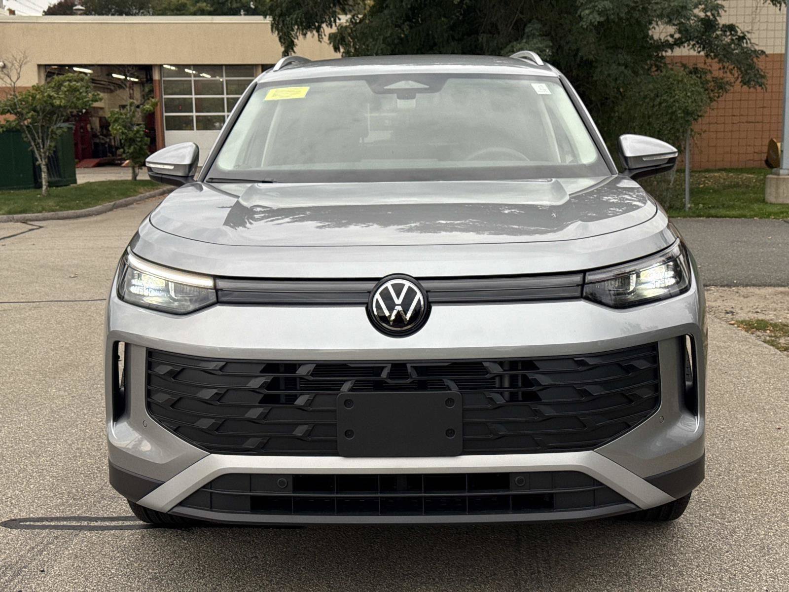 Used 2025 Volkswagen Tiguan SE AWD/4WD image 2