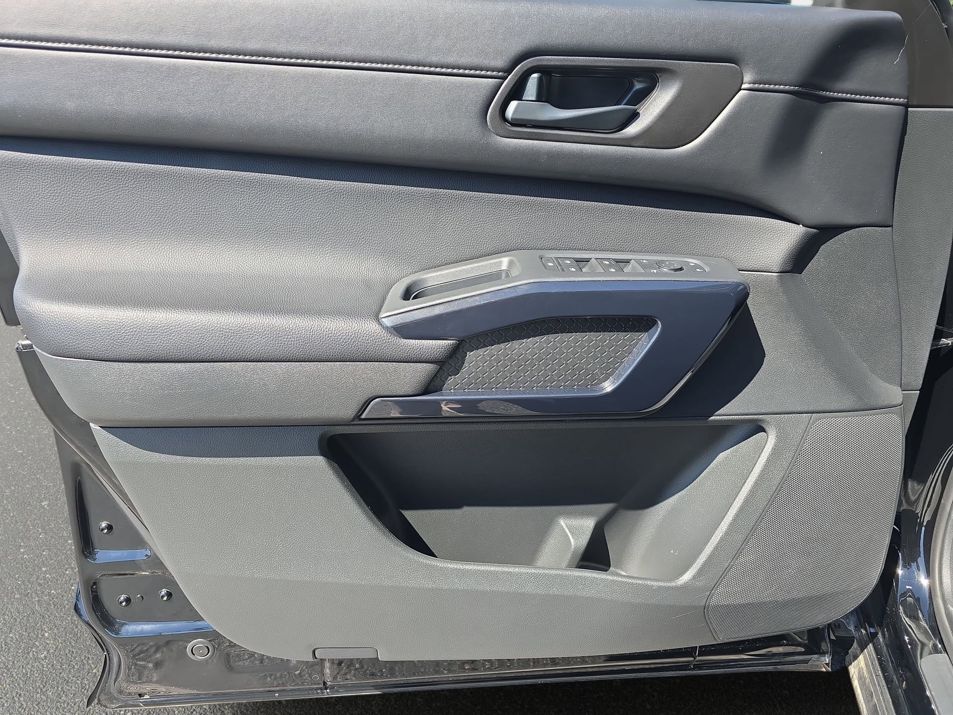 Used 2025 Nissan Pathfinder SV FWD image 25
