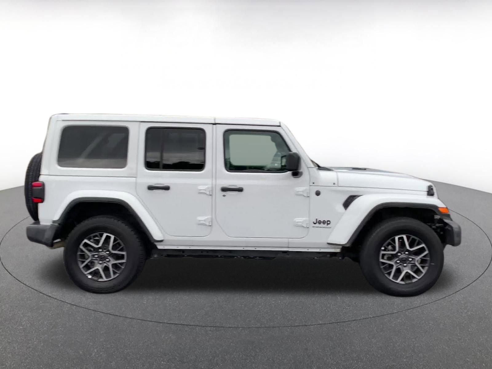 Used 2025 Jeep Wrangler Sahara image 16