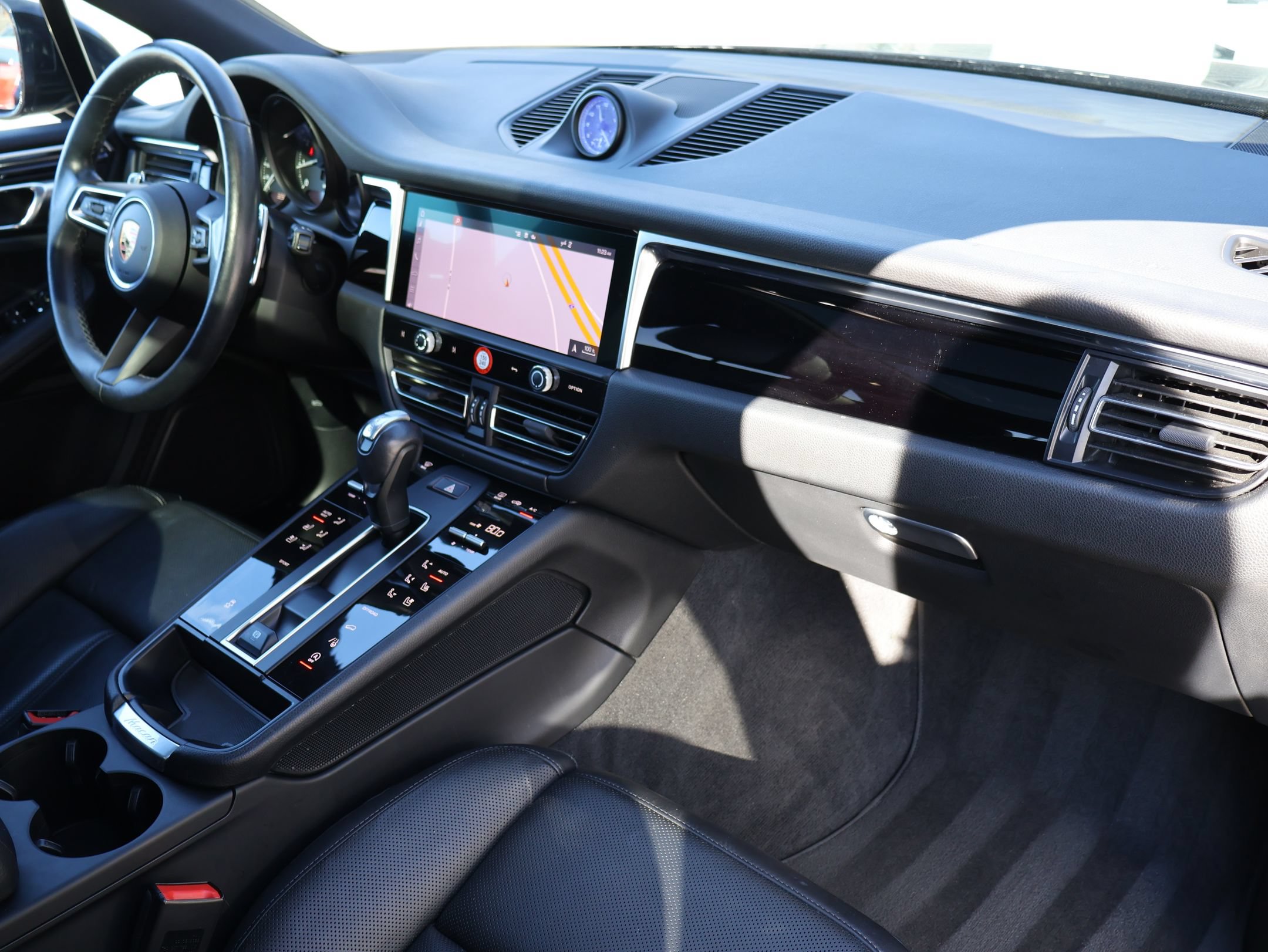 Certified 2023 Porsche Macan AWD/4WD image 31