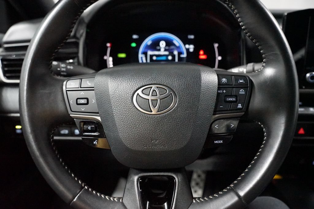 Used 2025 Toyota Camry SE FWD image 12
