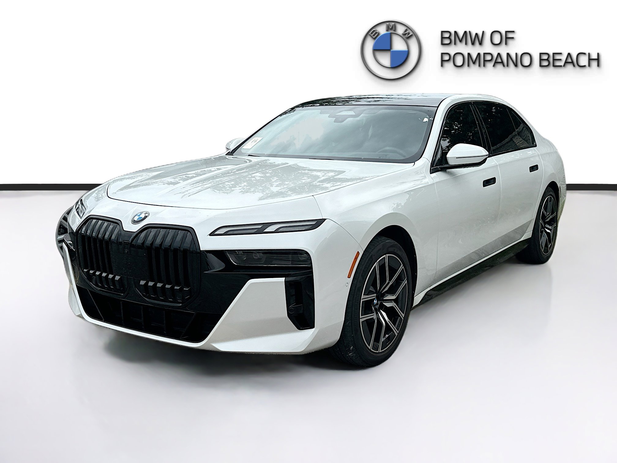 Used 2023 BMW 740i w/ Parking Assistance Package RWD image 3