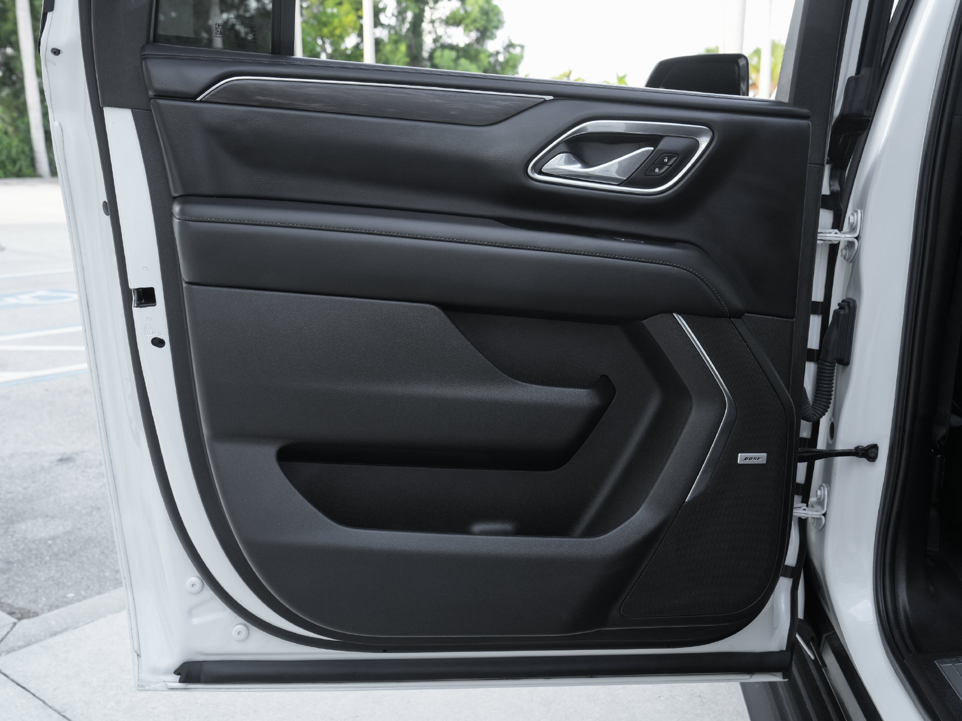 Used 2024 Chevrolet Suburban LT RWD image 32