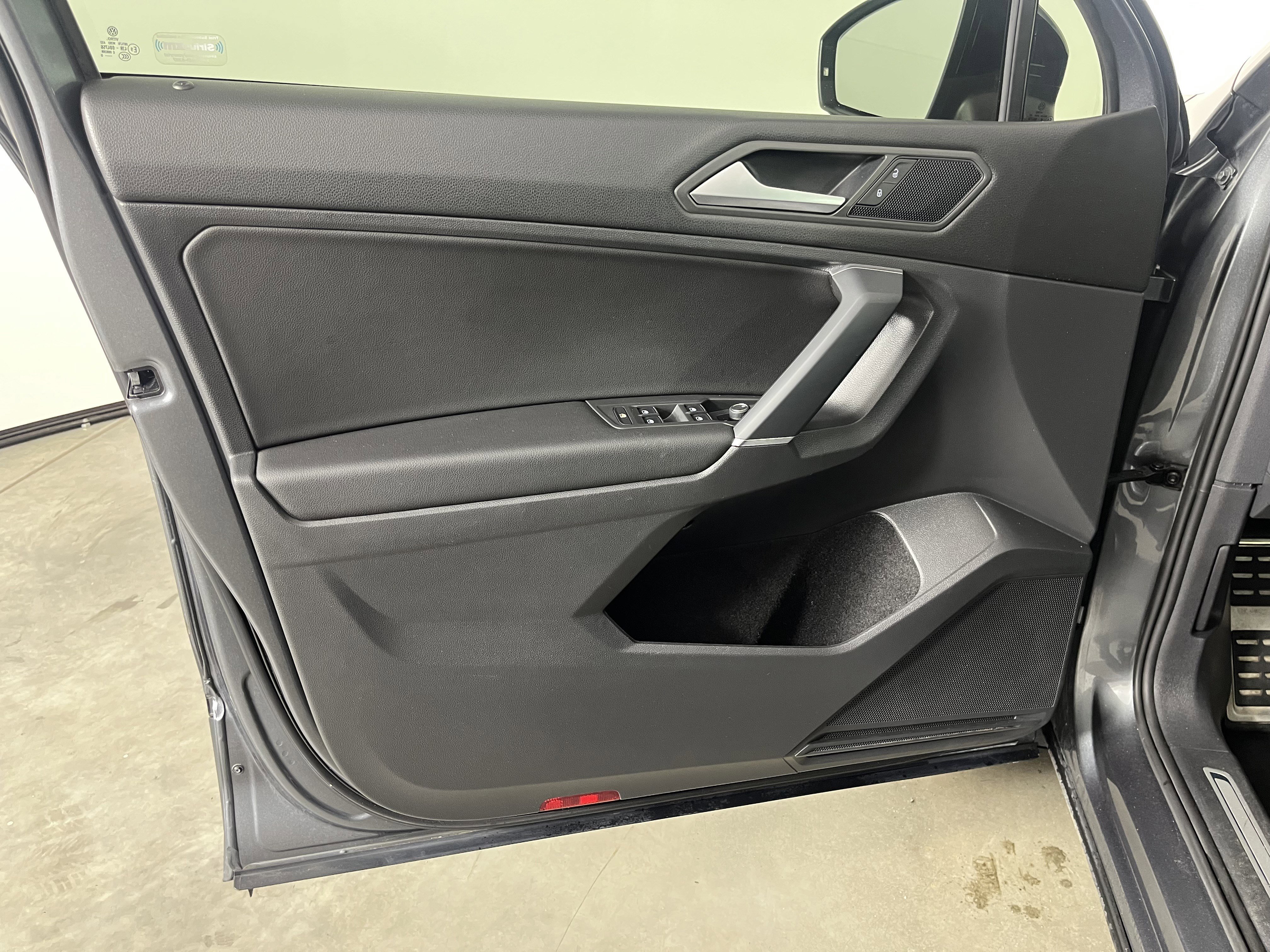 Used 2020 Volkswagen Tiguan SE R-Line image 18