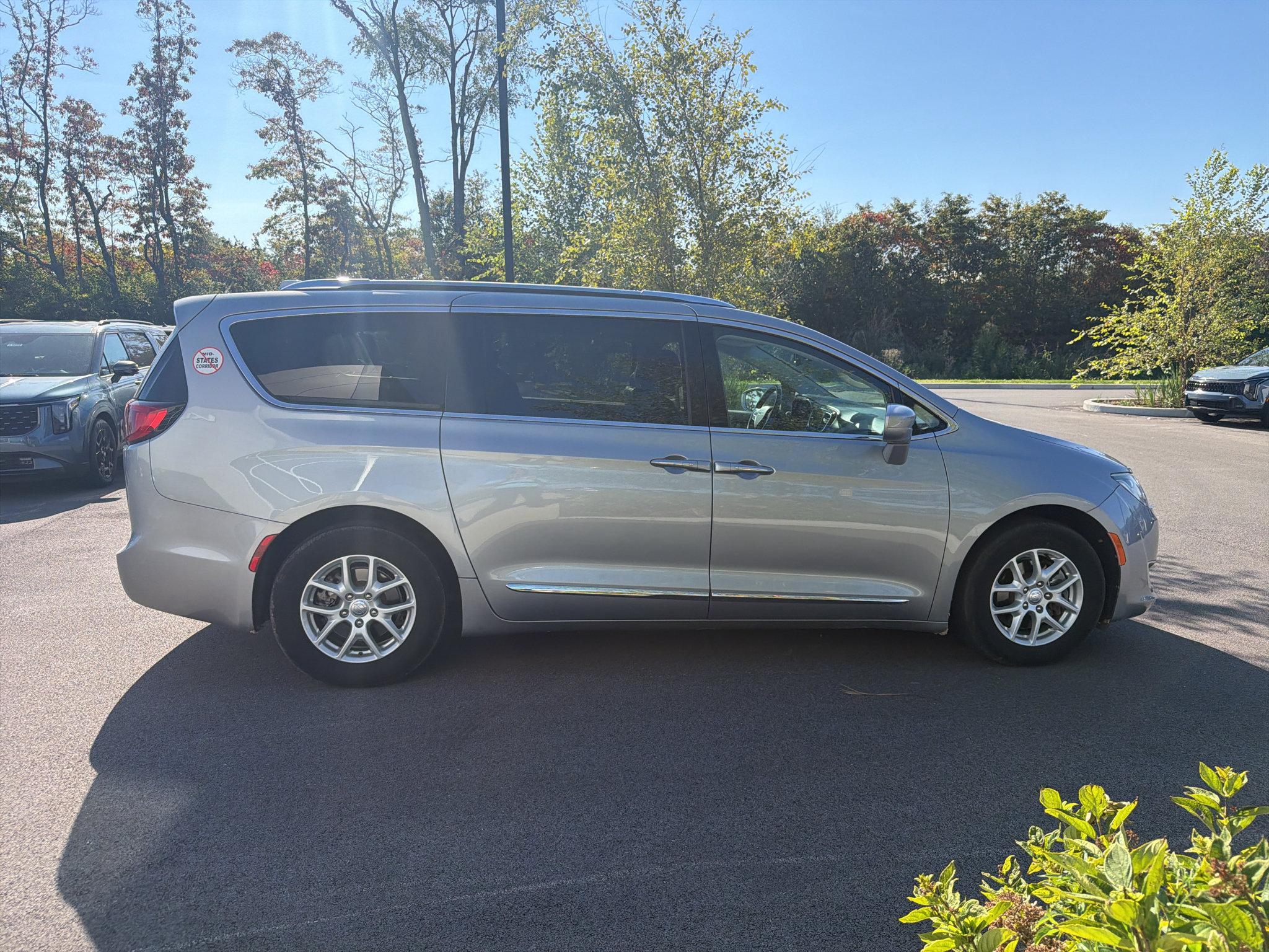 Used 2020 Chrysler Pacifica Touring-L FWD image 3