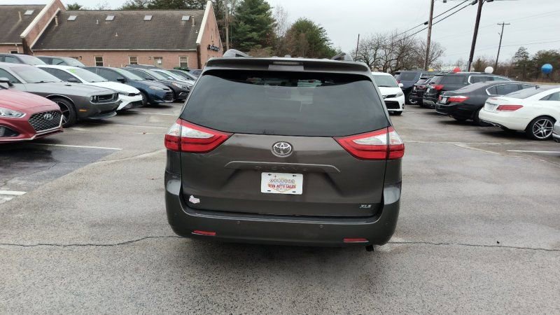 Used 2015 Toyota Sienna XLE image 4