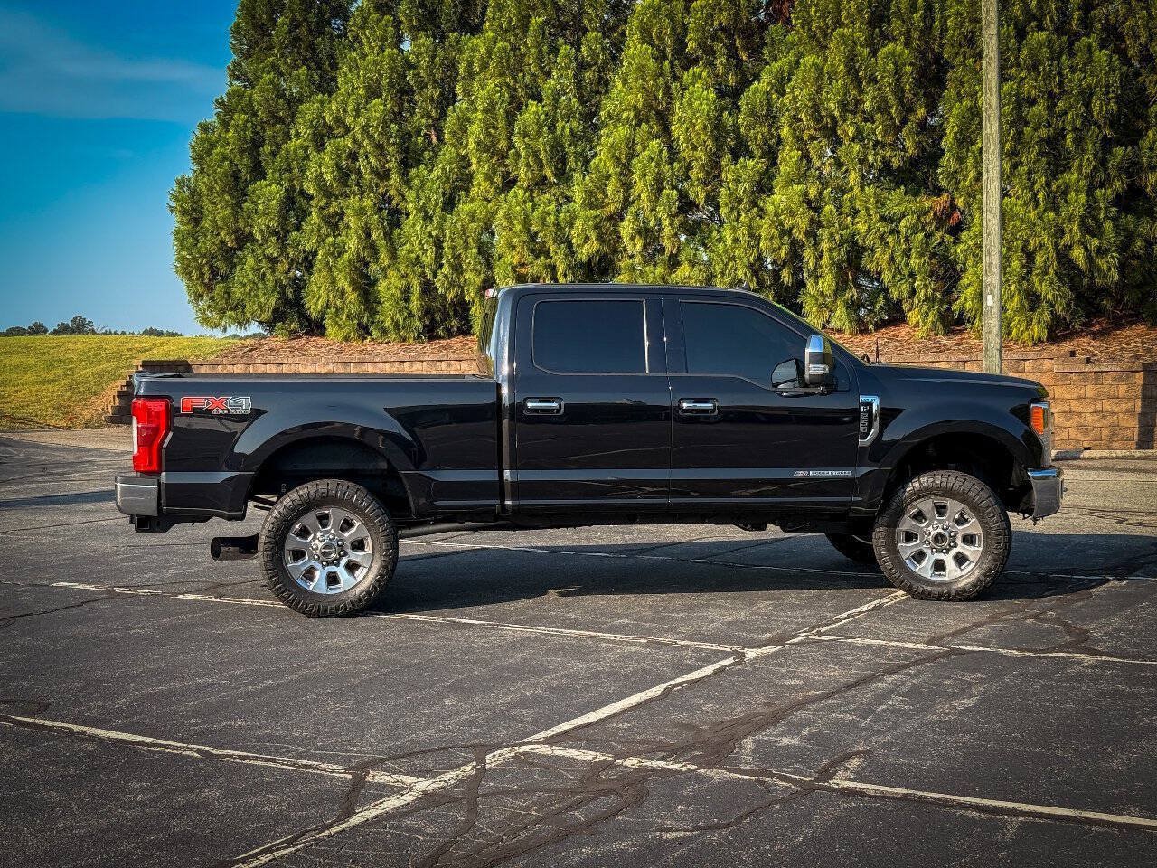 Used 2019 Ford F250 Lariat w/ Lariat Ultimate Package AWD/4WD image 2