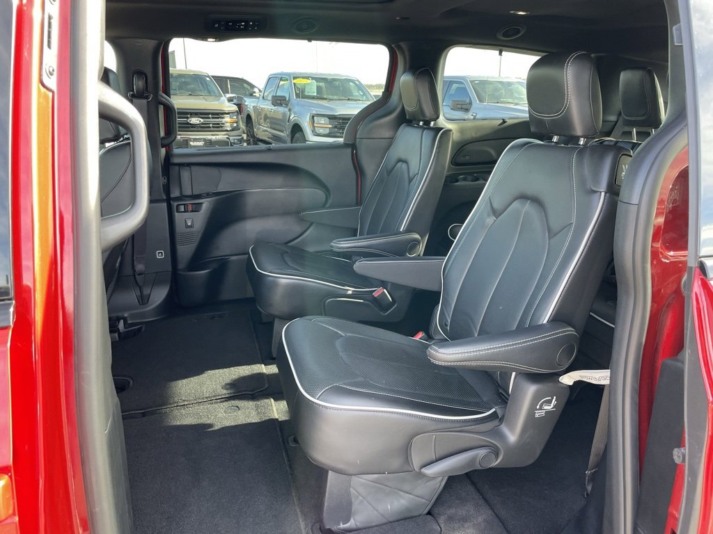Used 2025 Chrysler Pacifica Limited image 8