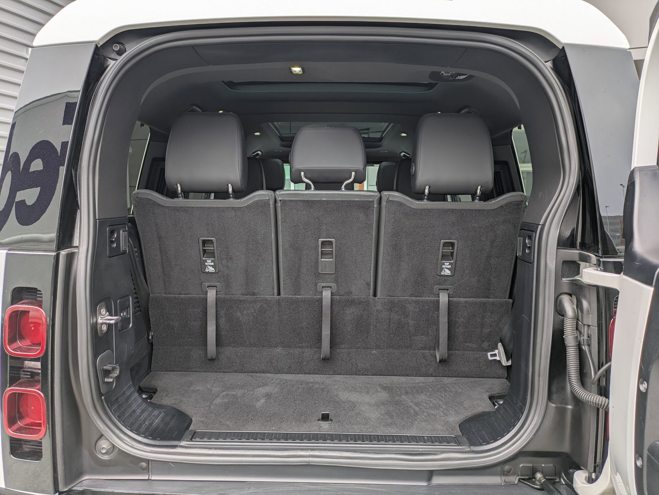 Used 2024 Land Rover Defender 130 X-Dynamic SE image 28