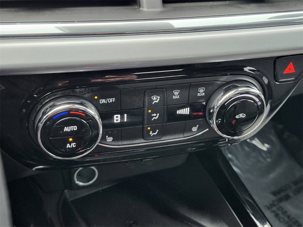 Used 2025 Chevrolet Trax LT w/ Sunroof Package image 21