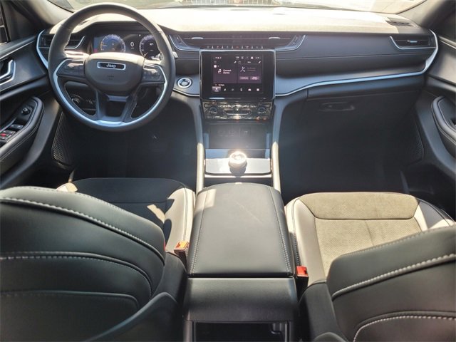 Used 2025 Jeep Grand Cherokee Altitude image 13