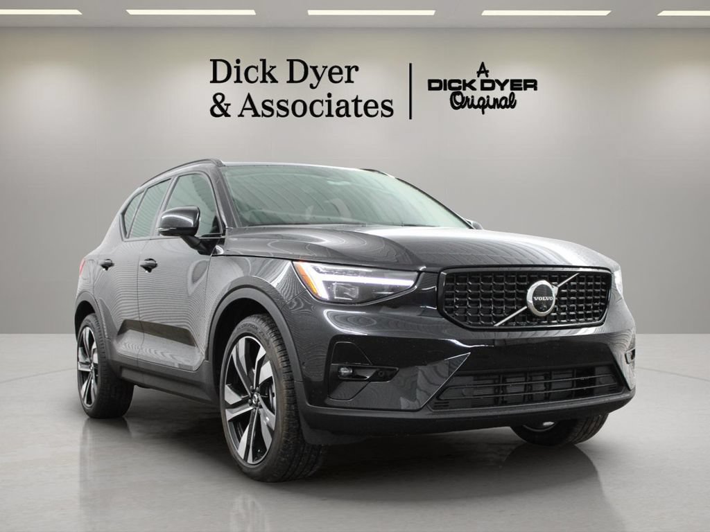 New 2026 Volvo XC40 B5 Plus w/ Climate Package AWD/4WD image 3
