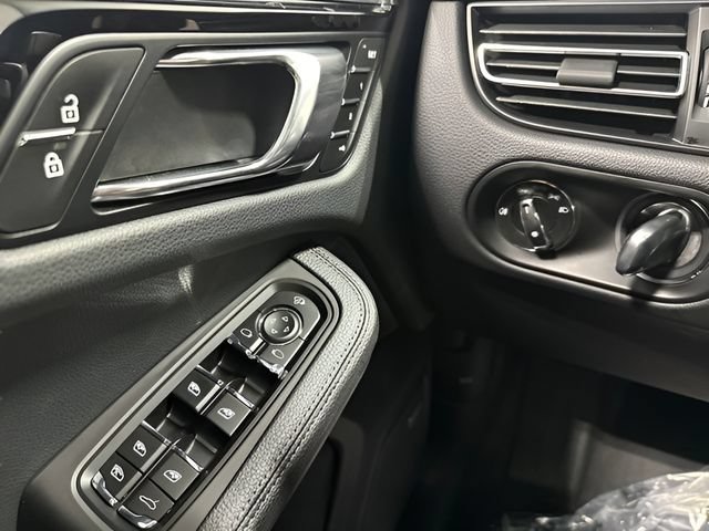 Used 2024 Porsche Macan AWD/4WD image 15