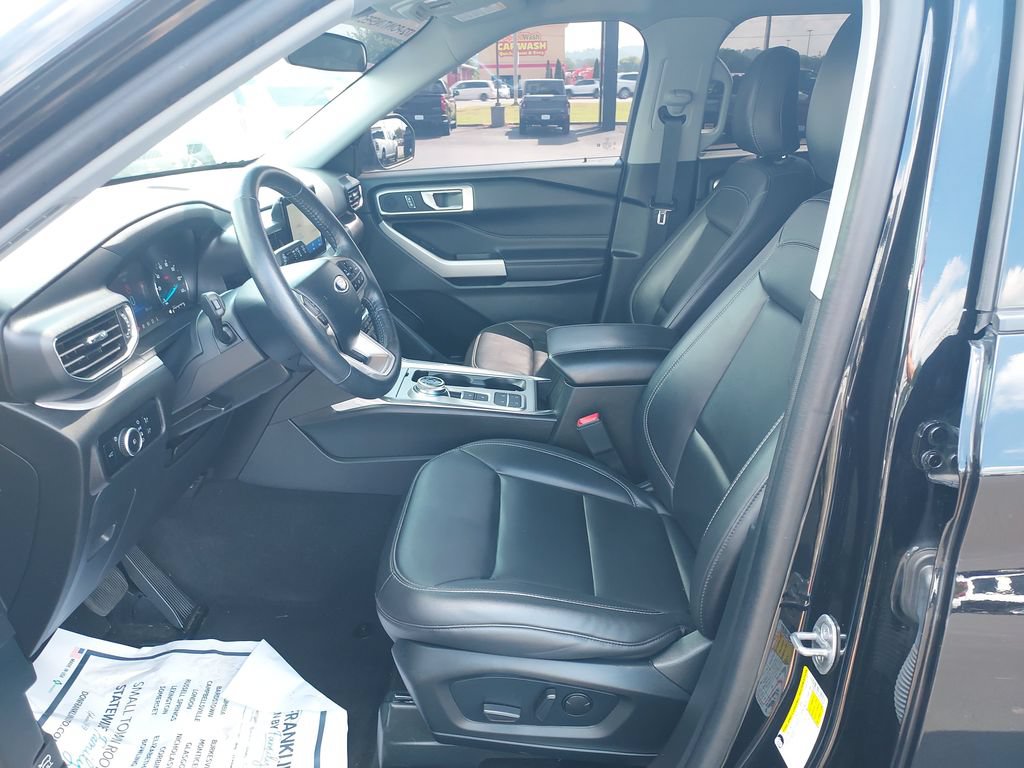 Used 2024 Ford Explorer XLT w/ Equipment Group 202A RWD image 13