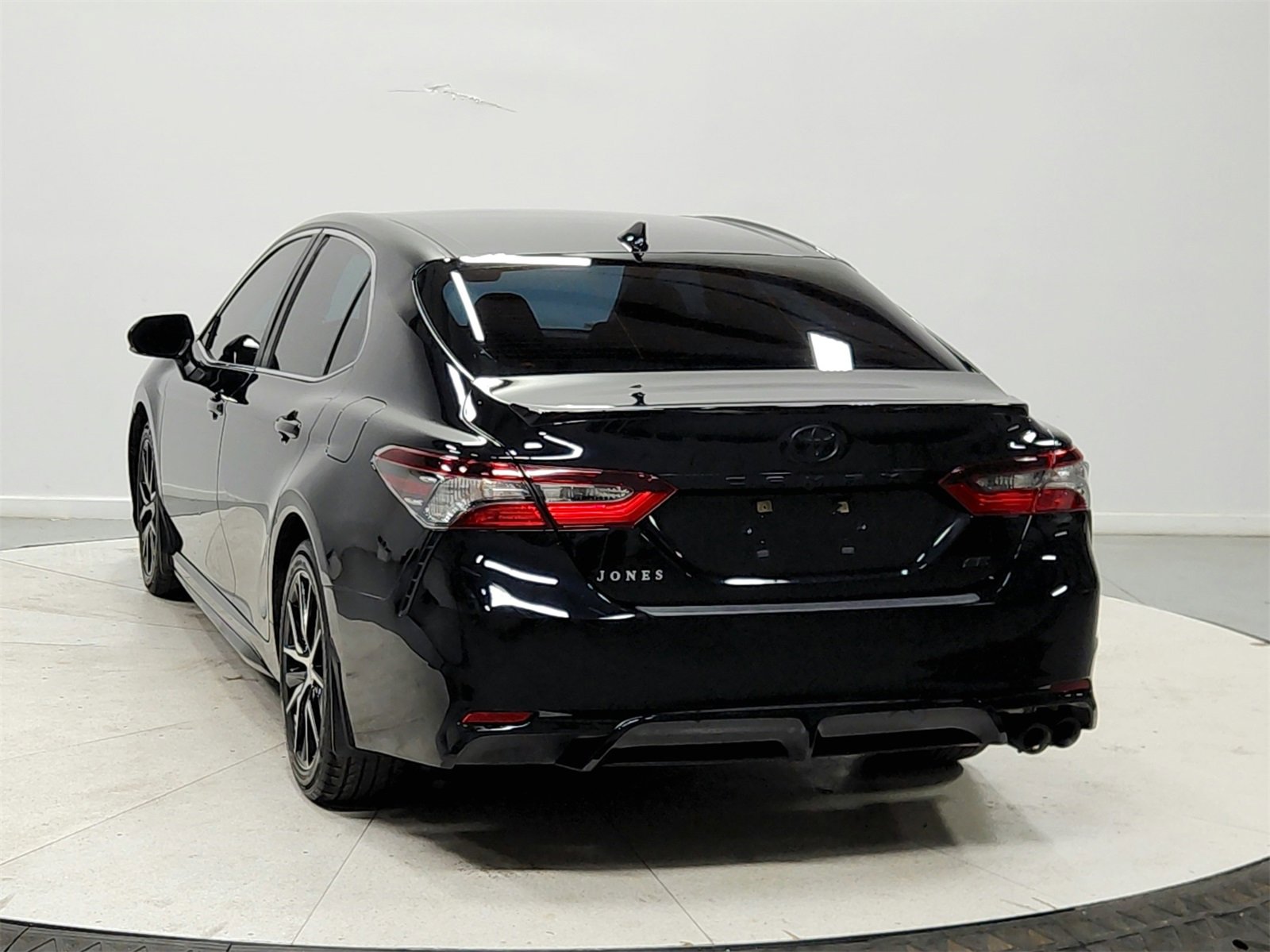 Used 2023 Toyota Camry SE image 6