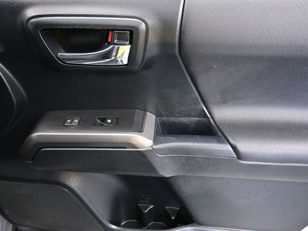 Used 2017 Toyota Tacoma TRD Sport image 40