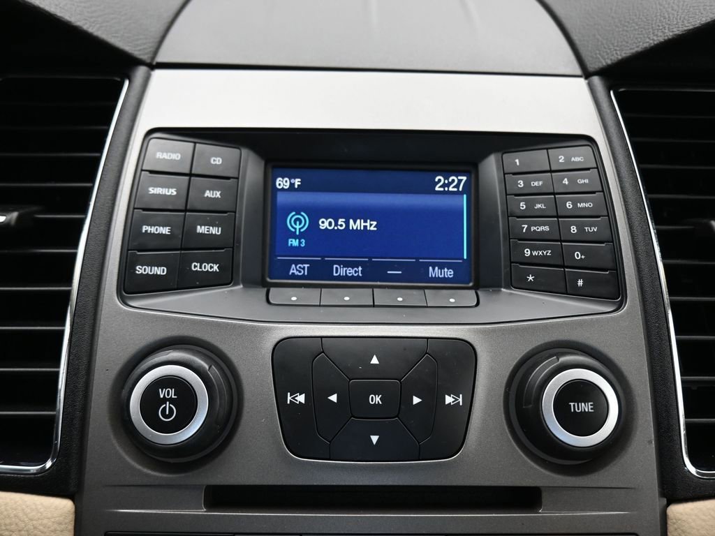 Used 2017 Ford Taurus SE image 16