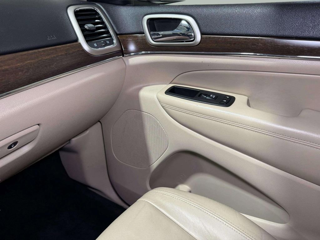 Used 2017 Jeep Grand Cherokee Limited image 24