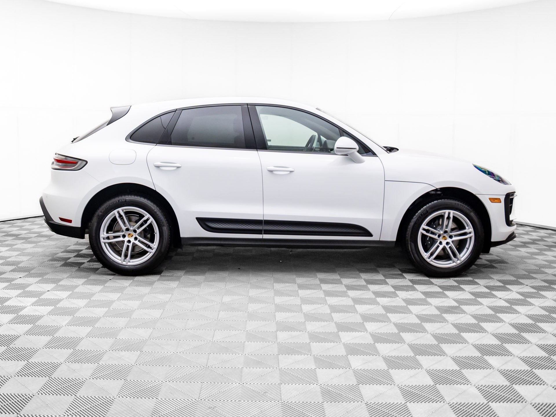 Certified 2026 Porsche Macan AWD/4WD image 8