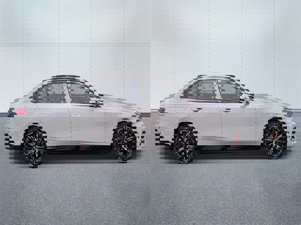 New 2026 BMW 550e xDrive w/ Premium Package image 2