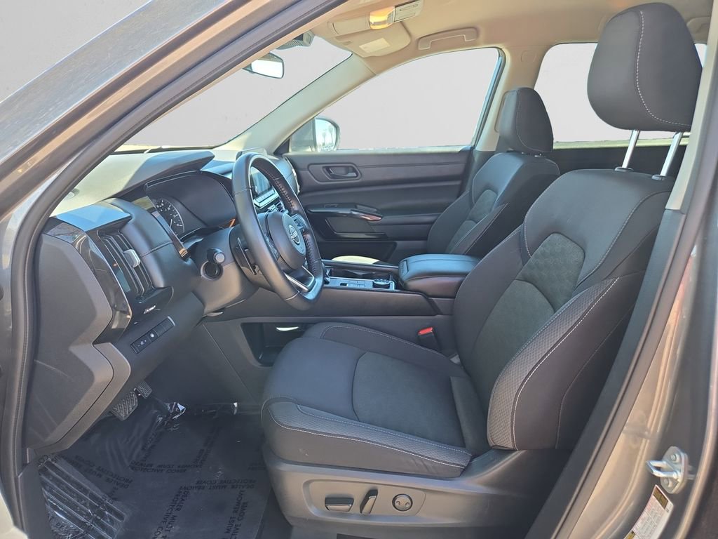 Used 2024 Nissan Pathfinder SV image 10