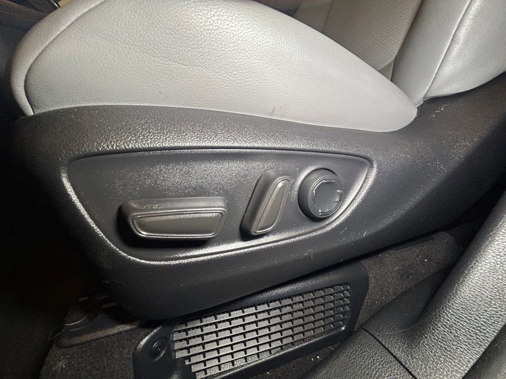 Used 2025 Toyota Sienna XLE image 21