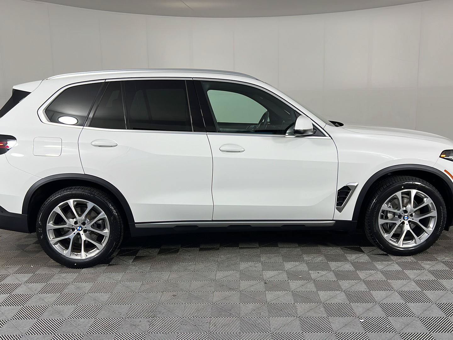 Used 2024 BMW X5 xDrive40i AWD/4WD image 3