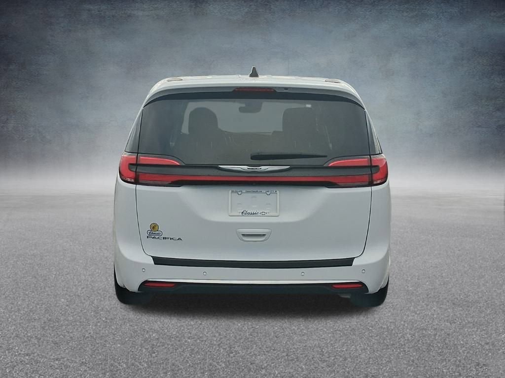 Used 2024 Chrysler Pacifica Touring-L FWD image 8