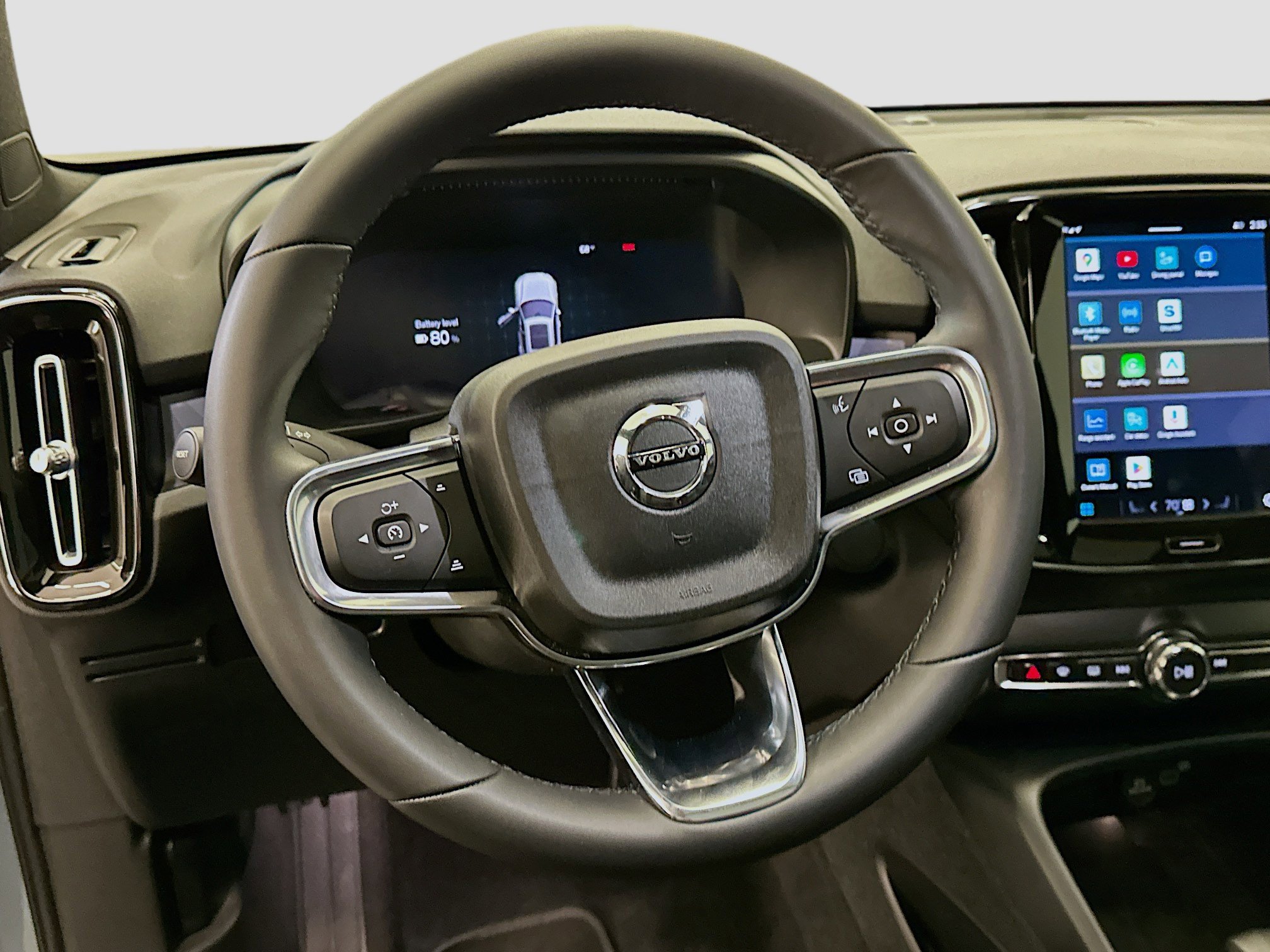 Used 2023 Volvo XC40 Recharge Plus image 18