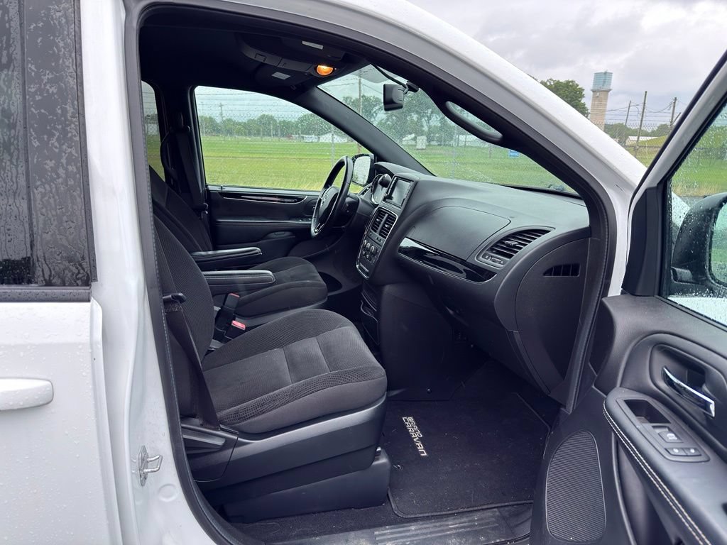 Used 2017 Dodge Grand Caravan SE FWD image 30
