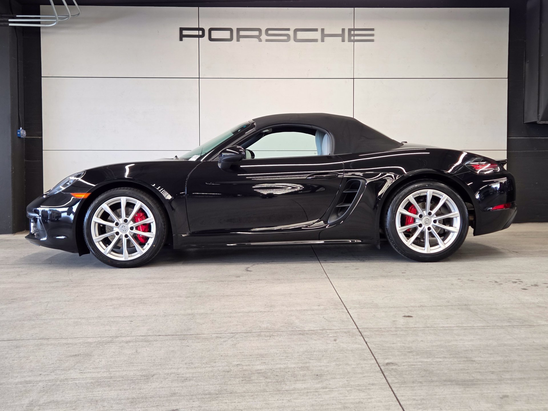 Certified 2025 Porsche 718 Boxster S RWD image 2
