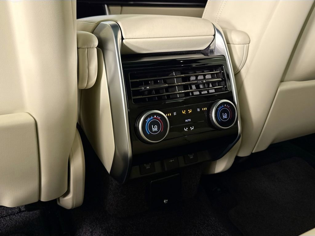 Used 2025 Land Rover Range Rover SE AWD/4WD image 16