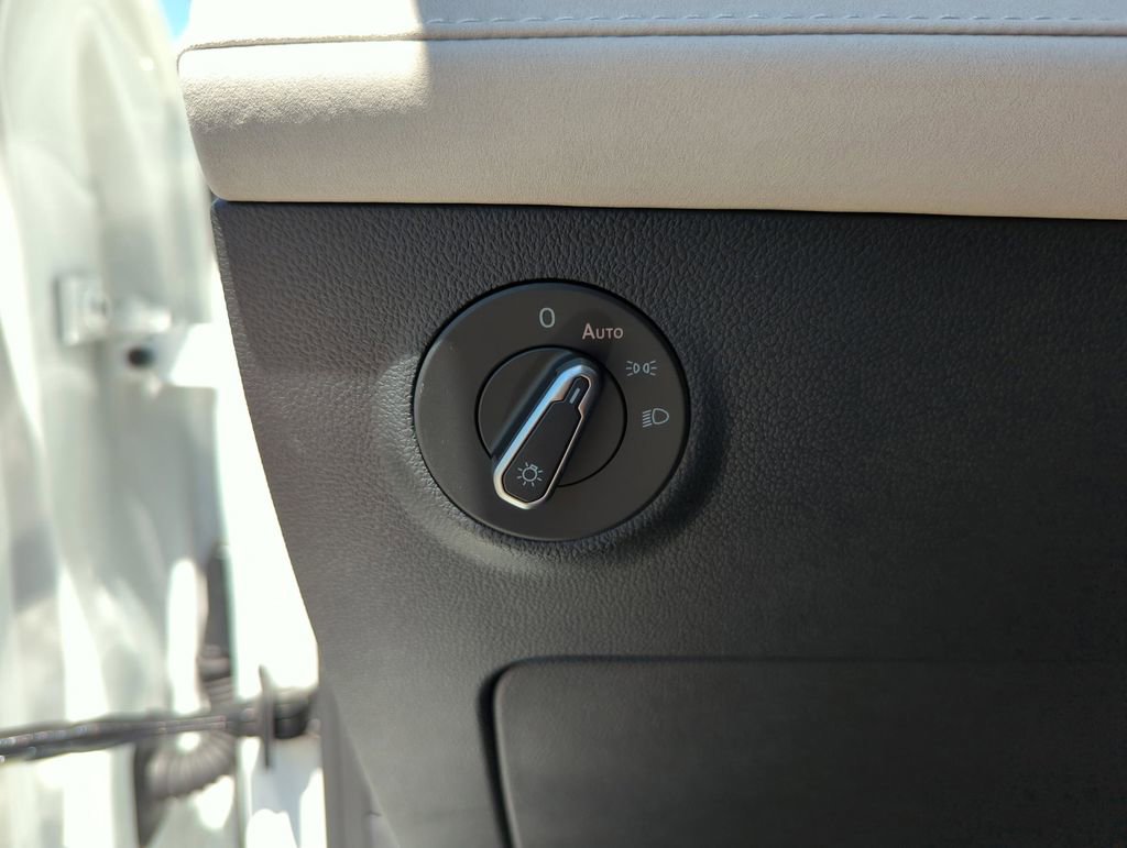 Used 2025 Volkswagen Taos SE w/ Panoramic Sunroof Package FWD image 35