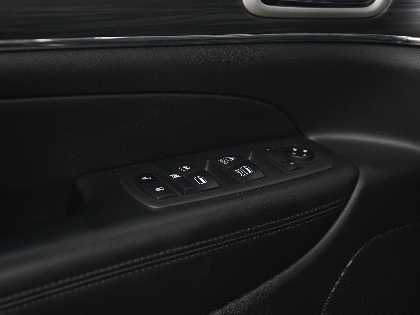 Used 2020 Jeep Grand Cherokee Limited AWD/4WD image 22