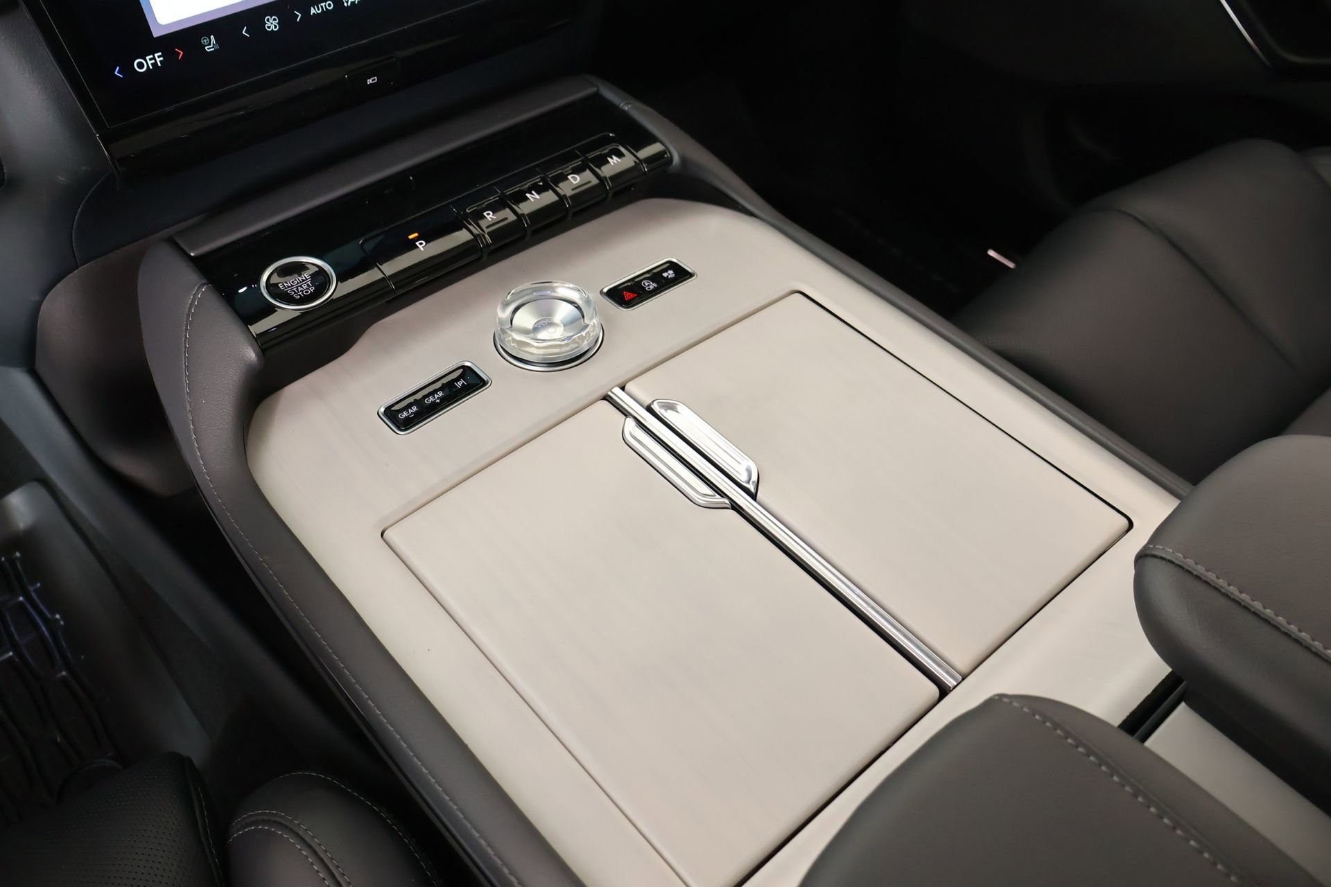 New 2025 Lincoln Navigator Reserve AWD/4WD image 9