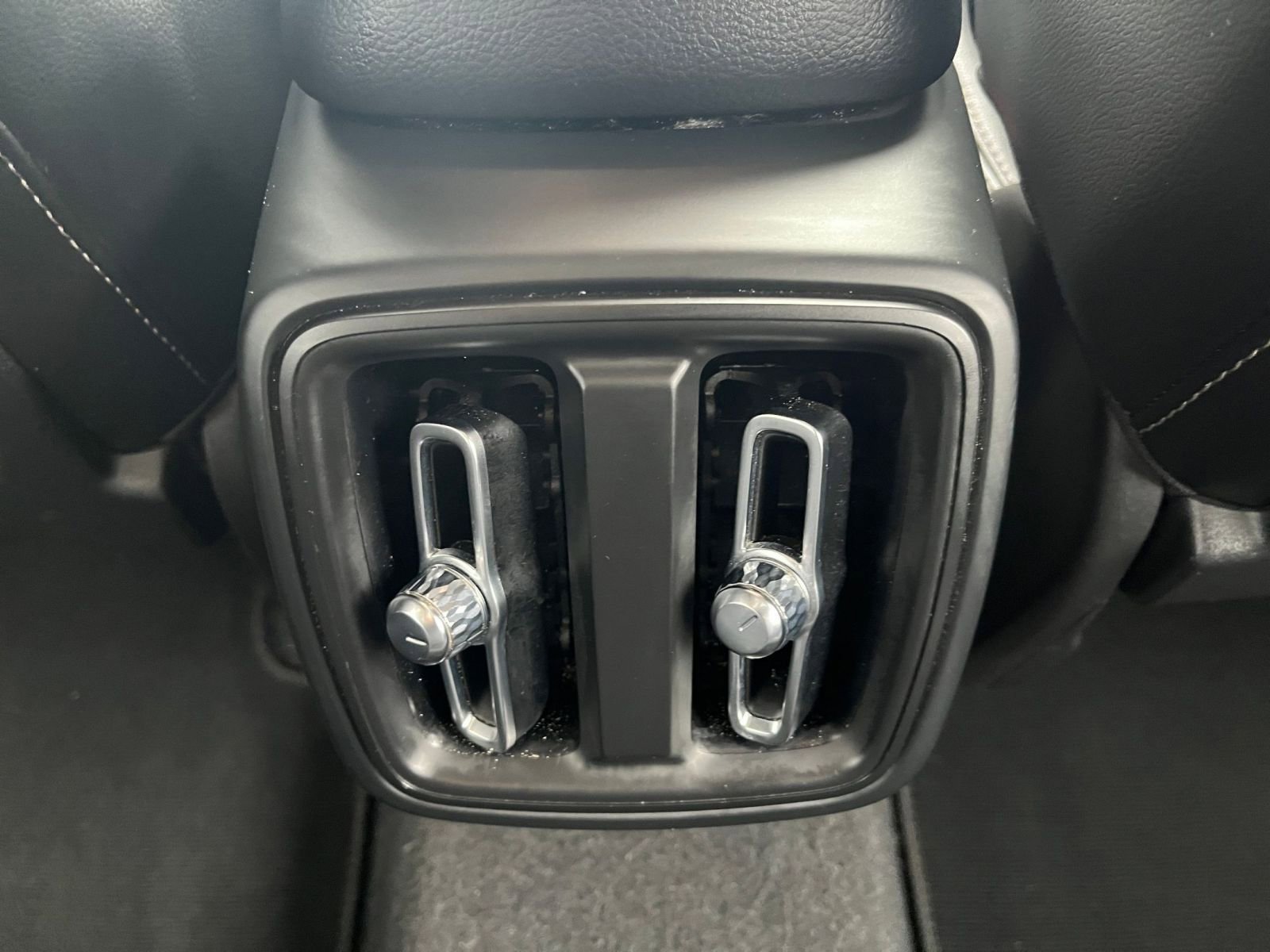 Used 2024 Volvo XC40 B5 Core AWD/4WD image 24
