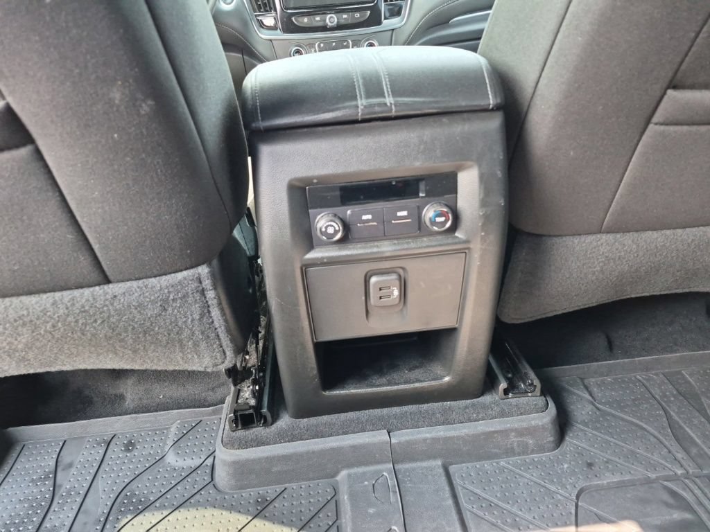 Used 2023 Chevrolet Traverse LT FWD image 14