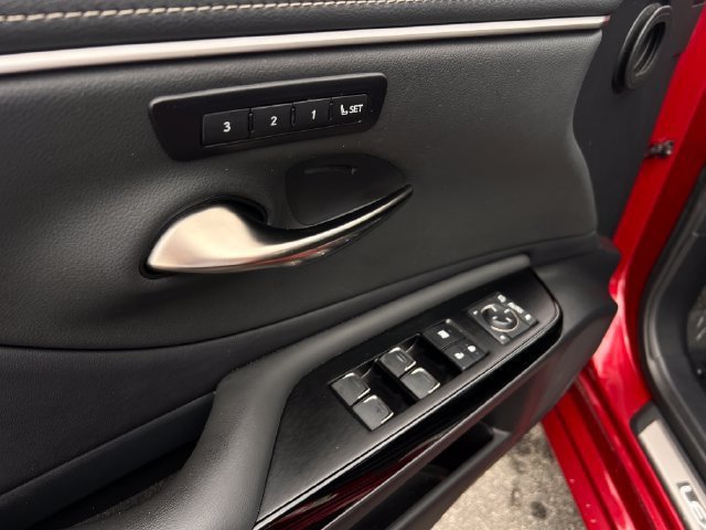 Used 2024 Lexus ES 350 w/ Technology Package FWD image 11